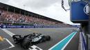Kimi Antonelli menginjakkan garis finis setelah melalui 57 lap dengan catatan waktu 1 jam 33 menit 19,27 detik. (AP Photo/Pool/Rebecca Blackwell)