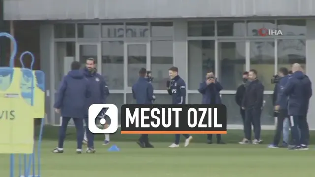 Mesil Ozil resmi tinggalkan klub Inggris Arsenal untuk bermain di klub Fenerbahce. Hari Minggu (24/1) Ozil terlihat jalani latihan perdana bersama tim barunya.