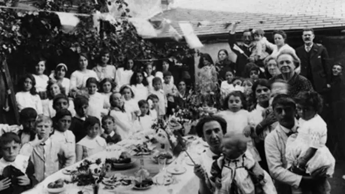 [Bintang] Perempuan-Perempuan Ini Melahirkan Lebih dari 3 Lusin Anak