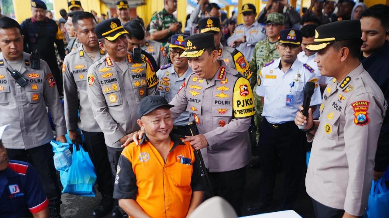 FOTO: Kapolri Tinjau Langsung Kesiapan Transportasi Jelang Puncak Mudik di Surabaya