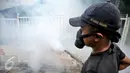 Petugas melakukan pengasapan (fogging) di kelurahan Menteng, Jakarta, Senin (8/2). Pengasapan oleh petugas puskesmas setempat itu dilakukan untuk mencegah wabah penyakit demam berdarah yang kerap muncul pada peralihan musim. (Liputan6.com/Faizal Fanani)