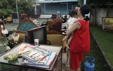 Rumah hancur, warga selamatkan benda berharga