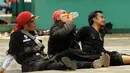 Beberapa buruh terduduk di halaman Masjid Jayakarta, Pulogadung Jakarta usai menempuh perjalanan dari Bandung-Jakarta, Jumat (20/11/2015). Para buruh menuntut pencabutan PP no 78 tentang pengupahan. (Liputan6.com/Helmi Fithriansyah)