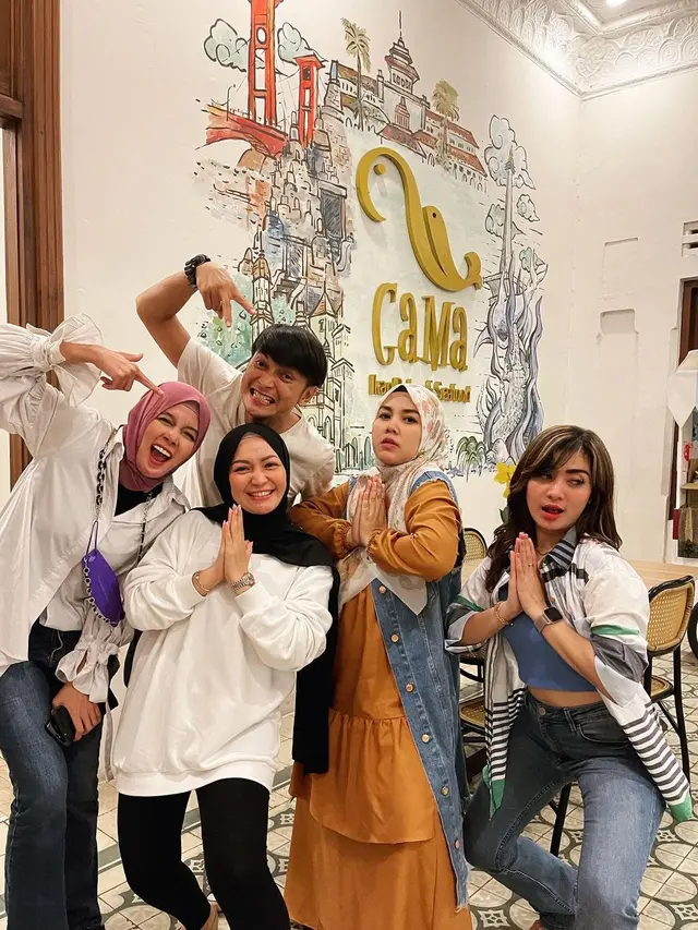 Imel Putri Cahyati, Lisda Oktaviani, Nada Asmaya, Ratu Annisa dan Reiner Manopo (Foto: Instagram/@reinermanopo)