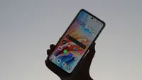 Review HP Oppo A58, Memegang HP Oppo A58. LIputan6.com/M. Labib Fairuz Ibad