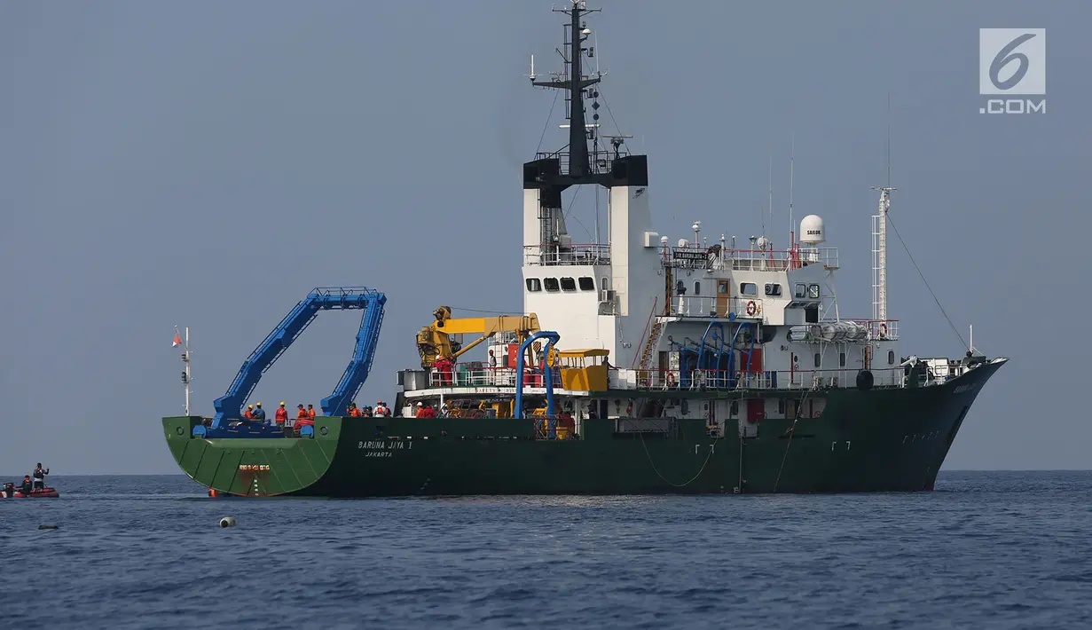 KM Baruna Jaya I Jakarta melakukan pencarian jatuhnya pesawat Lion Air JT 610 di perairan Karawang, Jawa Barat Rabu (31/10). Hari ke-3 pencarian diduga adanya temuan benda logam sepanjang 20 meter yang terdeteksi sonar KRI Rigel. (Merdeka.com/Imam Buhori)