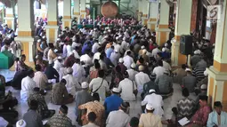 Suasana saat para jemaah bertadarus Alquran di Masjid Kauman, Semarang, Jawa Tengah, Rabu (8/5/2019). Tadarus Alquran 30 juz ini diikuti hingga ratusan jemaah. (Liputan6.com/Gholib)
