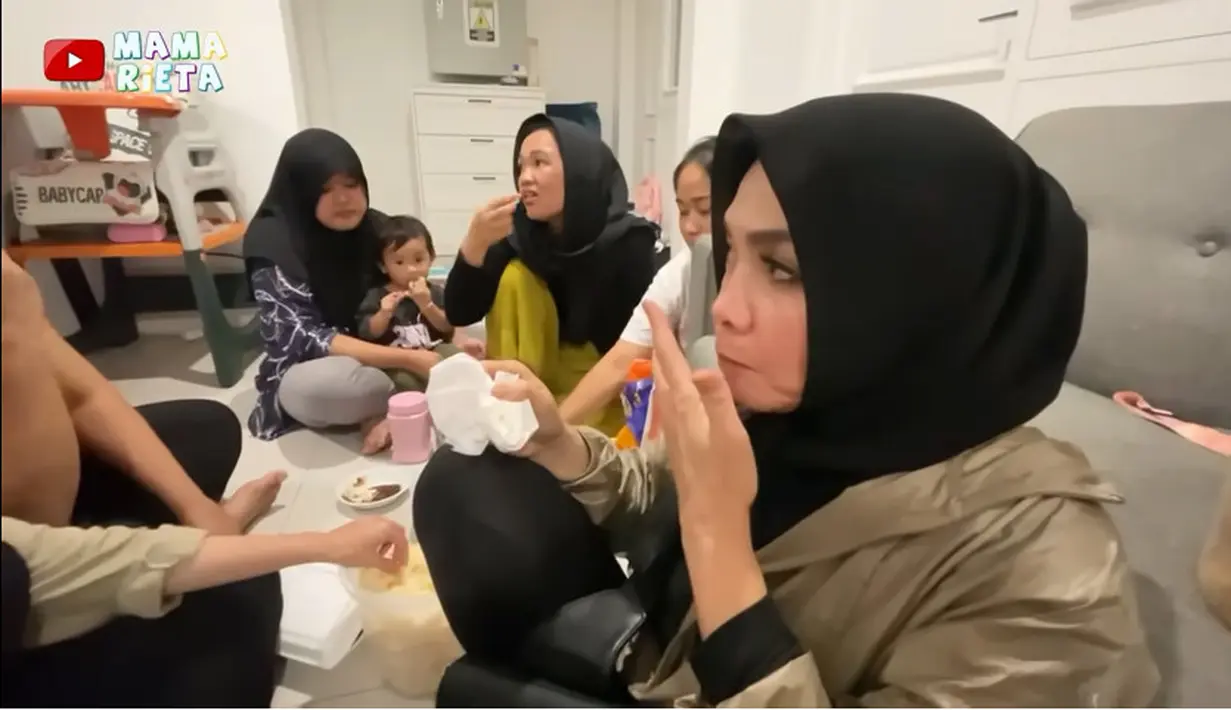 "Ngerujak guys,kapan lagi bareng-bareng Bu Rieta nih. Bareng Bos besar," celetuk salah satu ARTnya. [Youtube/Mama Rieta]