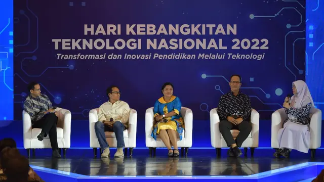 Mendikbudristek Nadiem Anwar Makarim dalam dialog dengan guru, kepala sekolah, dosen, dan siswa terkait berbagai platform teknologi yang telah diluncurkan Kemendikbudristek.  (Istimewa)