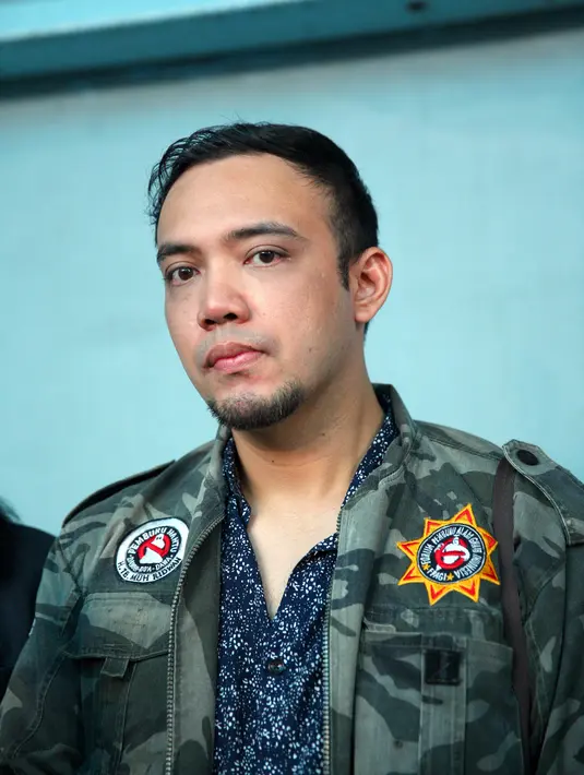 Sandy Tumiwa mendatangi Polda Metro Jaya, Selasa siang, (30/1/2018). Sandy dan kuasa hukumnya ingin membuat laporan polisi terhadap Tessa Taunang. (Nurwahyunan/Bintang.com)