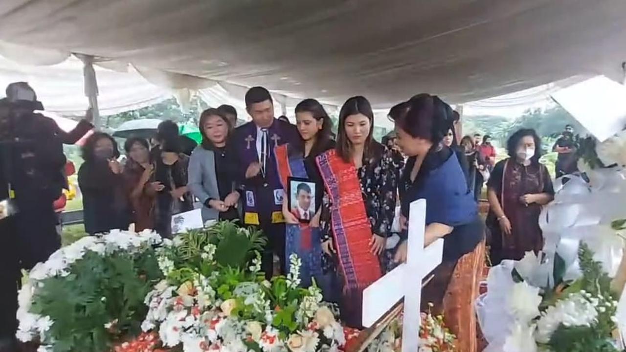 Pemakaman Ayah Marsha Aruan