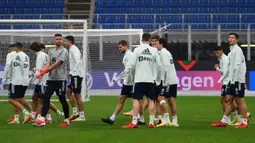 Kiper Spanyol Unai Simon (kelima kiri) dan rekan satu timnya menghadiri sesi latihan jelang pertandingan semifinal UEFA Nations League melawan Italia di Stadion San Siro, Milan, Italia, 5 Oktober 2021. Spanyol akan menghadapi Italia pada semifinal UEFA Nations League. (FRANCK FIFE/AFP)