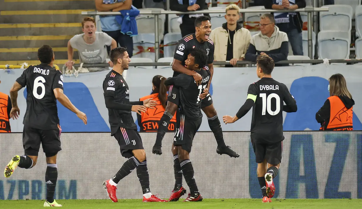 Mengusung taktik 4-4-2, Juventus tampil mendominasi pertandingan. Hasilnya, Bianconeri mampu mencetak angka terlebih dahulu pada menit ke-23. Alex Sandro sukses mengkonversi umpan silang dari Rodrigo Bentancur menjadi gol. (Foto: TT News via AP/Andreas Hillergren)