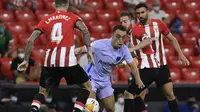 Tertinggal 0-1, Barcelona langsung merespon tiga menit berselang. Sergino Dest mempunyai peluang menyamakan kedudukan, namun tendangan kaki kirinya masih bisa diselamatkan kiper Bilbao, Julen Agirrezabala. (Foto: AP/Alvaro Barrientos)