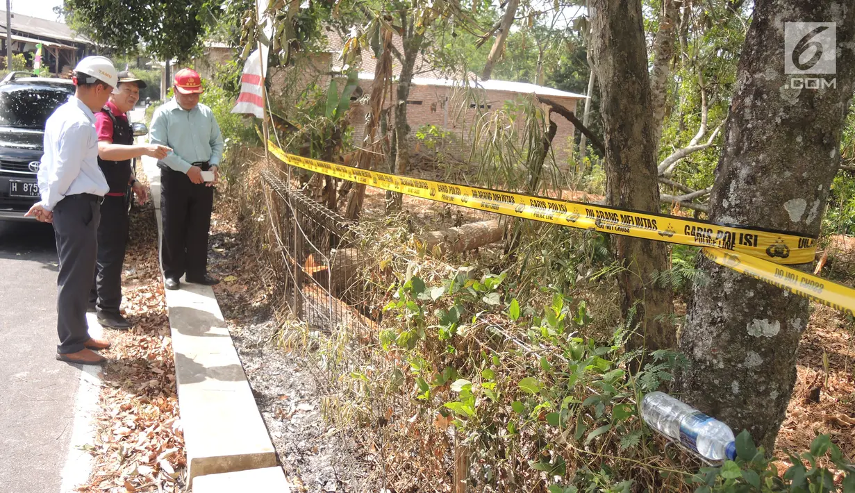 Personel Tim Labfor Mabes Polri Cabang Semarang melakukan olah TKP lokasi tempat terjadinya ledakan oleh pohon sengon, di Desa Malon, Gunungpati, Semarang, Selasa (7/8/2019). Pohon sengon disebut-sebut sebagai biang keladi listrik padam sse-Jabodetabek pada 4 Agustus lalu. (Liputan6.com/Gholib)