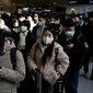 Sejumlah penumpang mengantre di stasiun kereta api Beijing Barat di Beijing, Kamis (27/1/2022). Tahun Baru Imlek 2022 yang jatuh pada 1 Februari mendatang akan jadi tahun shio macan. (AFP/Noel Celis)