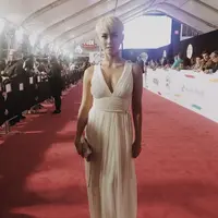 Makin eksis dengan makeup edgy di event American Music Awards 2017. (Sumber foto: agnezmo/instagram)