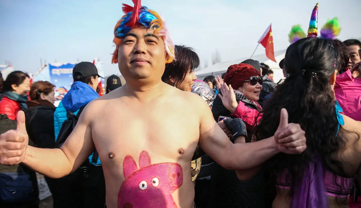 Seorang pria berpose dalam lomba lari tahunan Undie Run di Olympic Forest Park, Beijing pada 24 Februari 2019. Uniknya para peserta diwajibkan berlari sambil mengenakan kostum unik atau pakaian dalam saja. (Photo by STR / AFP)