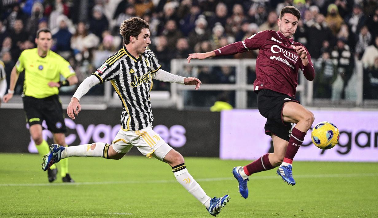 Gelandang Juventus, Fabio Miretti (kiri) mencetak gol penyeimbang 1-1 ke gawang Salernitana pada laga babak 16 besar Coppa Italia 2023/2024 di Juventus Stadium, Turin, Jumat (5/1/2024) dini hari WIB. (dpa via AP Photo/Marco Alpozzi)