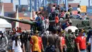 Sejumlah bocah menaiki tank saat Open Day Kolinlamil di Tanjung Priok, Jakarta, Minggu (24/7). Warga sekitar menyambut antusias acara HUT KOLINLAMIL 1 Juli 2016 yang Ke-55. (Liputan6.com/Helmi Afandi)