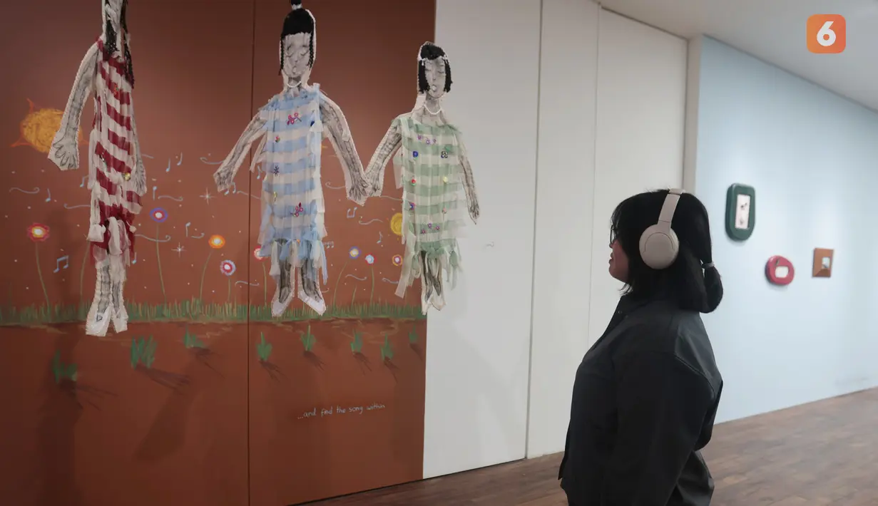 Pengunjung melihat sejumlah karya yang dipamerkan dalam pameran As all gather in commons yang menghadirkan karya lima seniman, Dian Utami, Ella Wijt, Meliantha Muliawan, Sekarputi Sidhiawati, dan Theresia Agustina Sitompul. Pameran ini mengangkat tema domestisitas, identitas, masa kanak-kanak, perempuan, dan keibuan melalui beragam medium, mulai dari lukisan, tekstil, keramik, cetakan, karya tiga dimensi hingga benda temuan. (KLY/Budy Santoso)