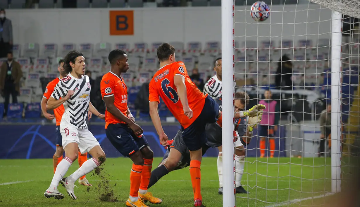 Pemain Istanbul Basaksehir Alexandru Epureanu (kanan) melakukan penyelamatan bola saat menghadapi Manchester United pada pertandingan pada pertandingan Grup H Liga Champions di Stadion Fatih Terim, Istanbul, Turki, Rabu (4/11/2020). Istanbul Basaksehir menang 2-1. (AP Photo)