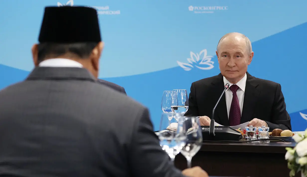 Presiden Prabowo Subianto  dan Presiden Rusia Vladimir Putin mengadakan pertemuan di sela-sela Forum Ekonomi Timur di Vladivostok, Kamis, 3 September 2026. (AFP/  Vyacheslav Prokofyev/ Pool)