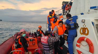 Proses evakuasi penumpang KMP Nusa Dua  Yang kandas dI Selat Bali, (Istimewa)