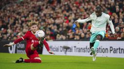 Pemain Liverpool, Harvey Elliot (kiri) berusaha mengahalu bola tendangan pemain Southampton, Kamaldeen Sulemana pada laga putaran kelima Piala FA 2023/2024 di Anfield, Liverpool, Inggris, Kamis (29/02/2024) WIB. (AP Photo/Jon Super)