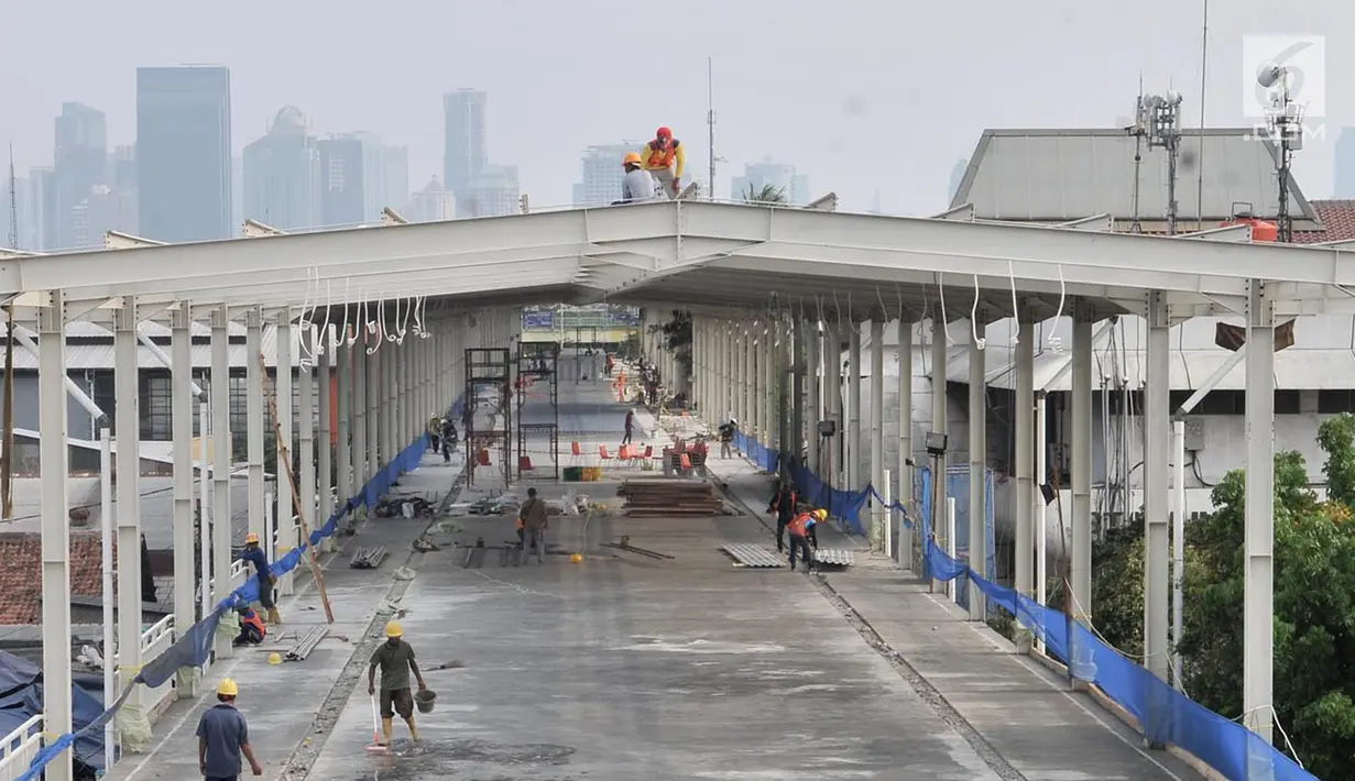 Aktivitas pekerja saat menyelesaikan pembangunan Skybridge Tanah Abang, Jakarta, Minggu (14/10). Skybridge Tanah Abang  memiliki panjang 386 meter dengan lebar 12,6 meter. (Merdeka.com/Iqbal Nugroho)