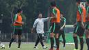 Pelatih Timnas Indonesia U-19, Indra Sjafri (jaket putih) memberi arahan pada timnya saat latihan jelang laga perdana Grup A Piala AFC U-19 melawan Chinese Taipei di Lapangan A Kompleks GBK, Jakarta, Rabu (17/10). (Liputan6.com/Helmi Fithriansyah)