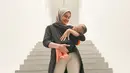 Nah, untuk yang satu ini gaya Sonya juga keren banget. Meski sedang menggendong buah hatinya yang masih bayi, namun Sonya tetap terlihat kece dan modis. (Instagram/Sonyafatmala)