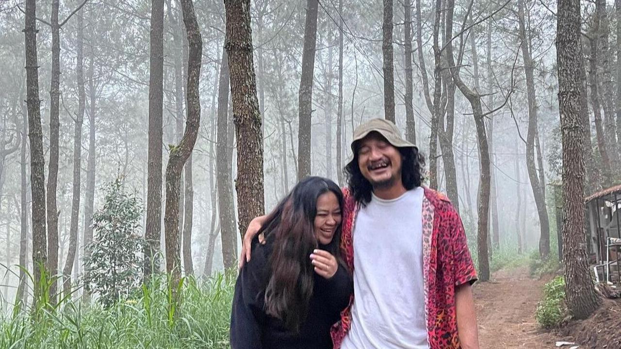 Isa mengelola warungnya bersama sang istri. Istrinya lah yang meracik dan memasak makanan yang dijual. Sedangkan Isa membantu sang istri melayani pembeli.