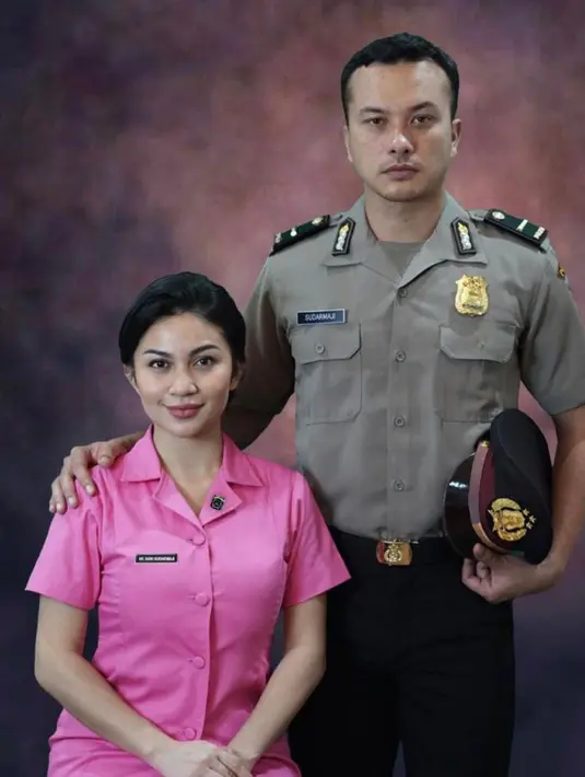 Sayap-sayap Patah menempatkan Nicholas Saputra sebagai anggota Densus 88 bernama Aji yang bertugas di Surabaya, Jawa Timur. Istrinya, Nani (Ariel Tatum) tengah berbadan dua. Menjalani pemeriksaan rutin ke dokter, Nani yang divonis preeklamsia menyembunyikan fakta ini dari suami. Aji lalu dipindahtugaskan ke Jakarta. Kala itu Mako Brimob bergejolak. (Foto: Dok. Instagram @sayapsayappatahfilm)