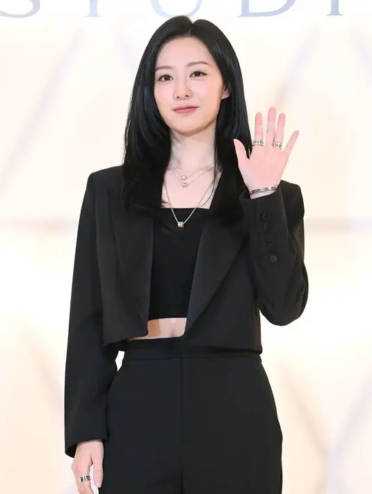 Kim Ji Won tampil menawan dibalut cropped top tanpa tali ditumpuk mengenakan cropped blazer, dan dipadukan dengan celana panjang, yang semuanya berwarna hitam. [Foto: Instagram/jeewonii_love]