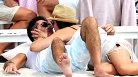 Simon Cowell Bermesraan di Kapal Pesiar