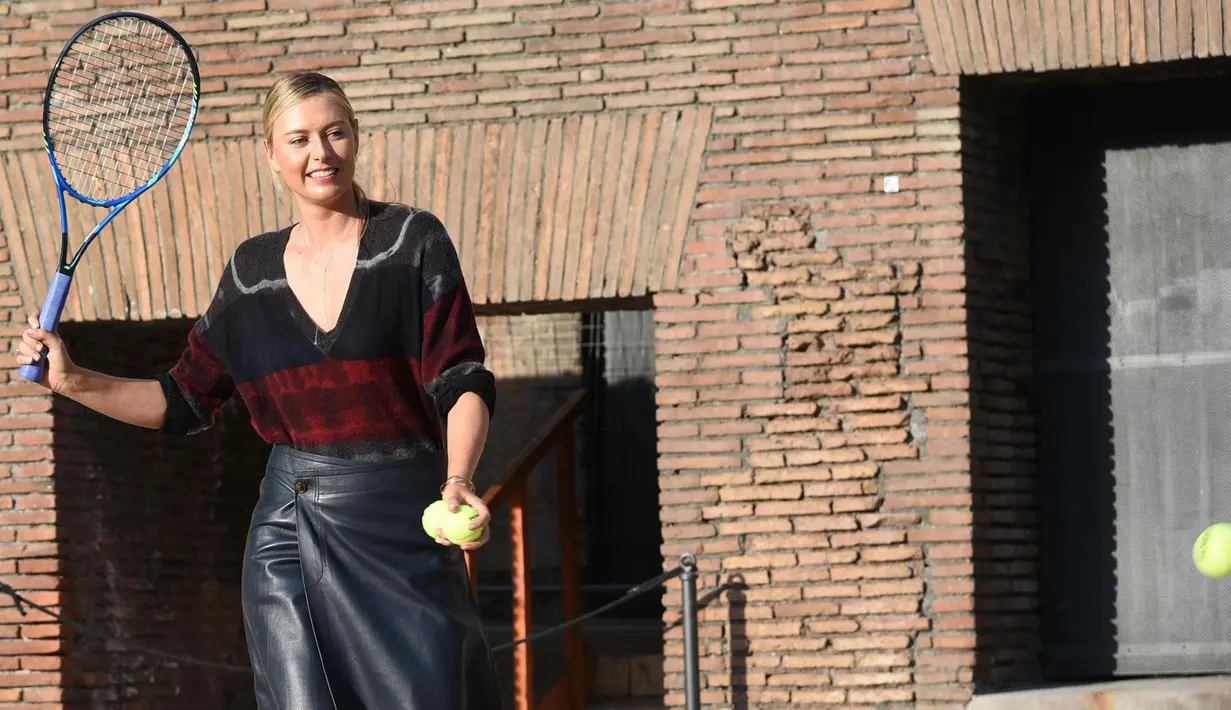 Maria Sharapova bermain tenis di Colosseum, Roma pada Minggu (14/5/2017). ( EPA/Giorgio Onorati )