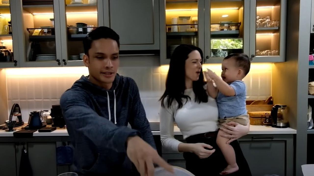 9 Potret Dapur Rumah Randy Pangalila yang Jarang Tersorot, Jadi Area Terfavorit - Punya Banyak Koleksi Mesin Kopi Lengkap