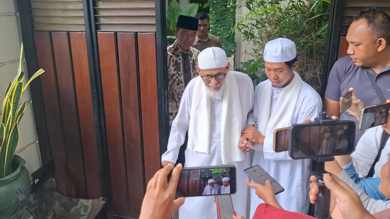 Pengasuh Pondok Pesantren Al Mukmin Ngruki Abu Bakar Ba'asyir datangi rumah Jokowi