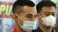 Artis peran Agung Saga dihadirkan dalam rilis kasus kepemilikan narkotika di Polres Metro Jakarta Pusat, Rabu (31/3/2021). Polisi mengamankan satu bungkus plastik klip kecil berisikan narkoba jenis sabu seberat 0,28 gram. (Liputan6.com/Herman Zakharia)