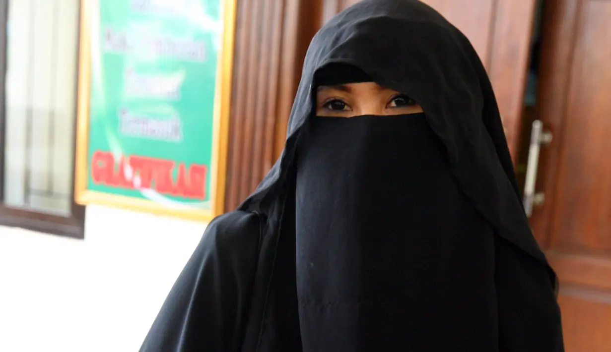 "Senang lihat orang bahagia. Kan semua orang berhak memulai kehidupan yang baru. Siapa tahu bisa memiliki hidup yang lebih baik," kata Indadari yang juga berharap segera diberi pendamping.  (Nurwahyunan/Bintang.com)