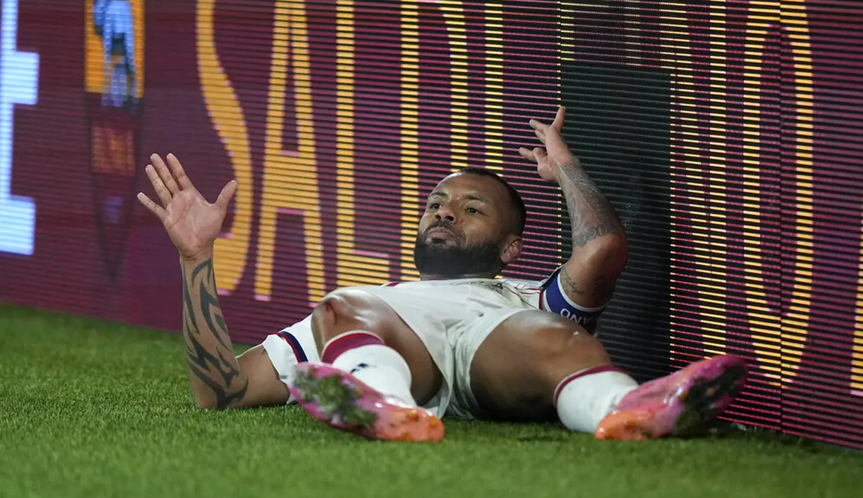 Pemain Cagliari Joao Pedro berbaring di lapangan saat melawan AS Roma pada pertandingan sepak bola Liga Italia di Stadion Olimpiade Roma, Italia, 16 Januari 2022. AS Roma berhasil mengalahkan Cagliari 1-0. (AP Photo/Andrew Medichini)