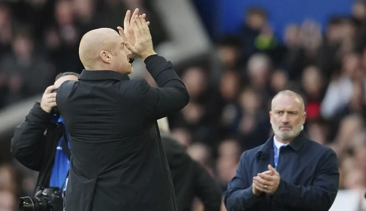 Pelatih anyar Everton, Sean Dyche menyapa para fans sebelum dimulainya laga pekan ke-22 Liga Inggris 2022/2023 menghadapi Arsenal di Goodison Park, Liverpool, Sabtu (4/2/2023) malam WIB. (AP Photo/Jon Super)