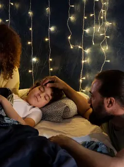 Salah satu kebiasaan yang kini mulai banyak diterapkan adalah ritual family gratitude whisper, yaitu momen singkat sebelum tidur di mana setiap anggota keluarga saling berbagi rasa syukur dan kata-kata positif. (foto/dok: freepik)