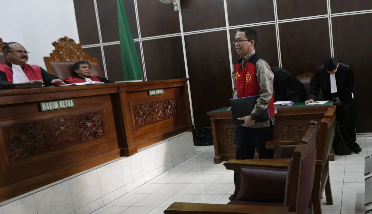 Mantan Plt Ketua Umum PSSI, Joko Driyono, menjalani sidang perdana di PN Jakarta Selatan, Senin (6/5). Joko Driyono tersandung kasus perusakan barang bukti terkait pengaturan skor. (Bola.com/M Iqbal Ichsan)