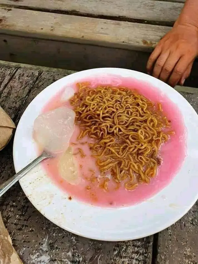 10 Potret Nyeleneh Cara Orang Makan Mi Ini Bikin Heran