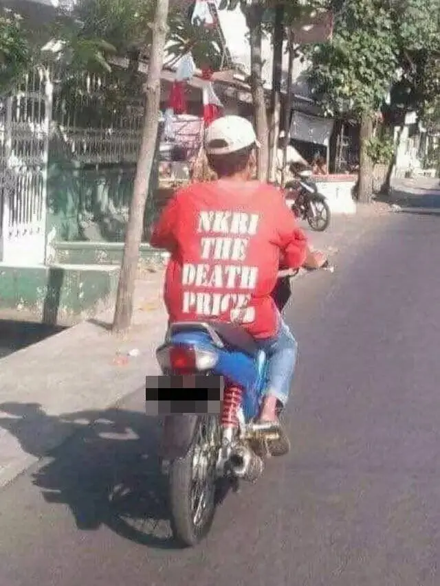 10 Potret Tulisan Nyeleneh di Belakang Kaos Ini Bikin Tepuk Jidat