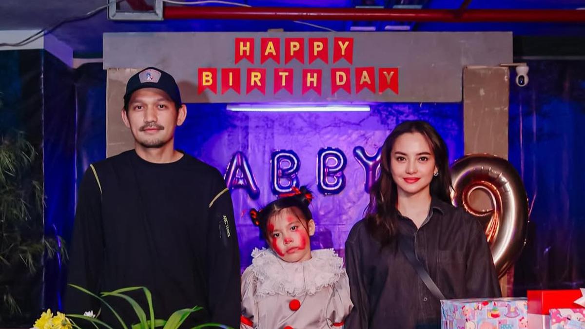 Penampilan Ririn Ekawati saat Rayakan Ulang Tahun Putri Bungsunya dengan Tema Horor, Ada Kue Bentuk Pocong