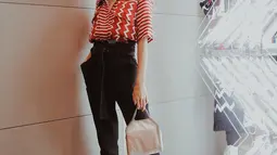 Gaya kasual seakan sudah menjadi andalan pelantun lagu Kala Senja tersebut. Kali ini, Eva Celia tampil stylish dengan kemeja berwarna merah yang dipadukan dengan celana hitam. Sneakers dan tas kecil yang dikenakannya pun membuatnya terlihat makin keren.(Liputan6.com/IG/@evacelia)