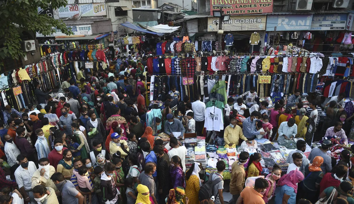 Pembeli memadati area pasar antara Teen Darwaja dan Kuil Bhadrakali menjelang Diwali, Festival Cahaya Hindu, di Ahmedabad, India, Minggu (8/11/2020). Pemerintah memperingatkan akan ada lebih dari 10 ribu kasus yang muncul setelah Festival Diwali dilakukan. (SAM PANTHAKY/AFP)
